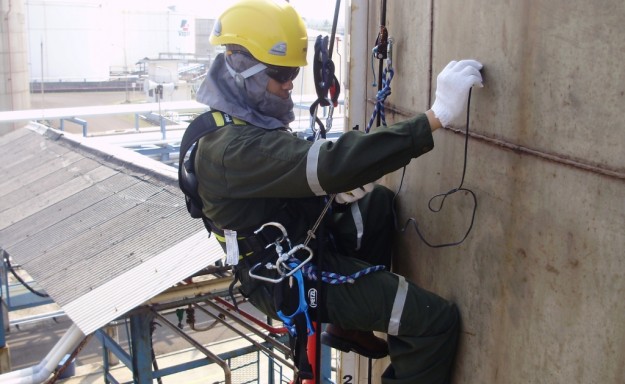UT Gauging with rope climbing